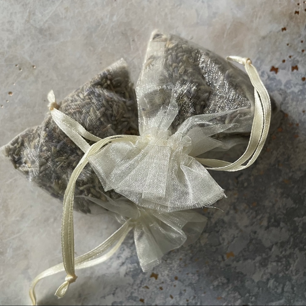 112 wedding sachets with dried lavender buds
